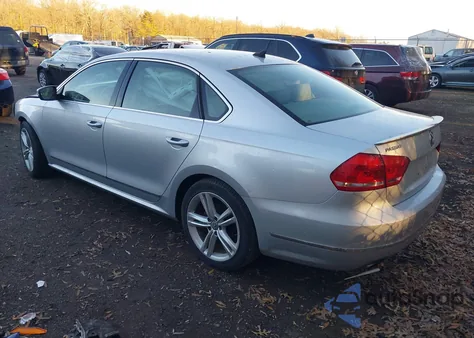 2015 Volkswagen Passat 1.8T Se z USA, uszkodzony, nr VIN 1VWBS7A33FC009297